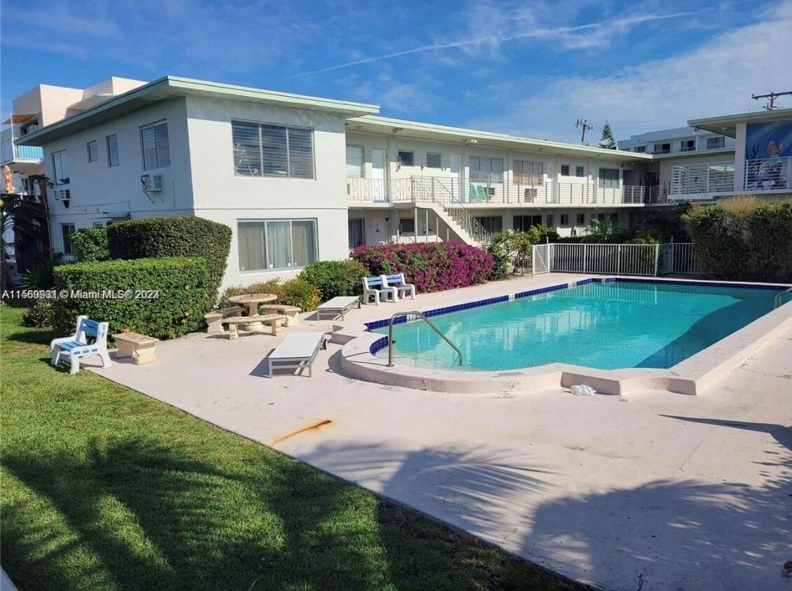 Primary Photo - 2250 Bay Dr