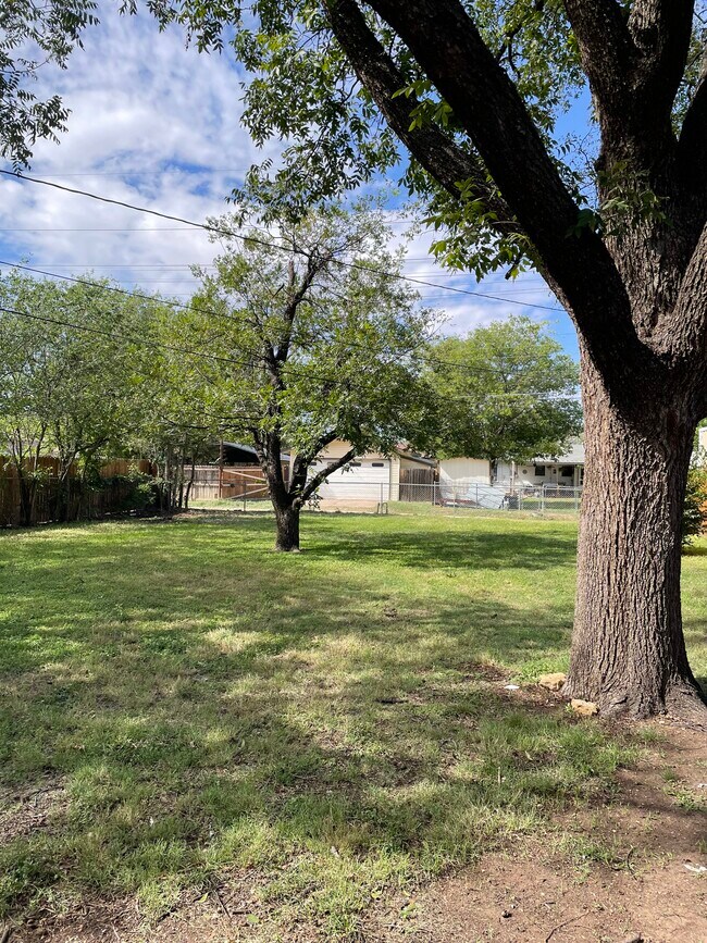 Building Photo - 1310 Ross Ave
