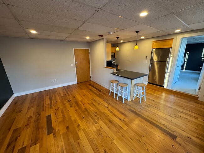 Foto del edificio - 38 W Main St