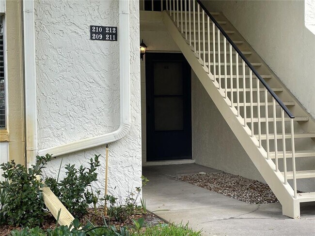 Foto del edificio - 211 Pine Ct