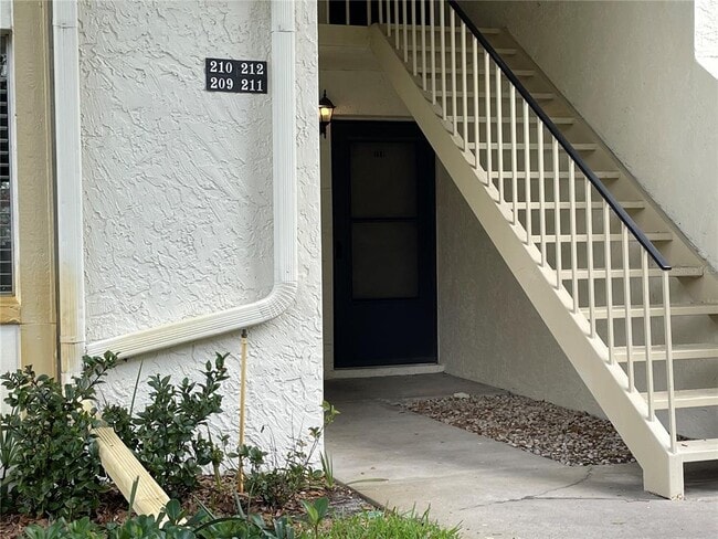 Building Photo - 211 Pine Ct