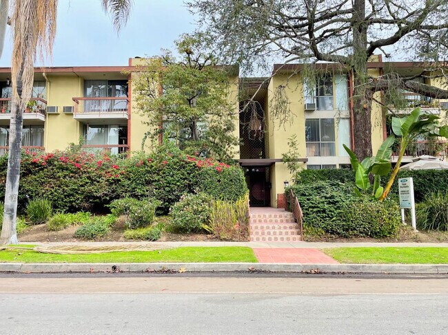 Building Photo - 1932 Overland Ave