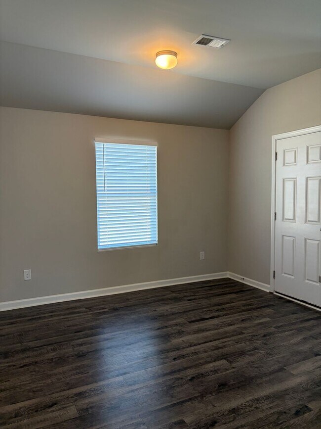 Building Photo - 401 Woodland Trl