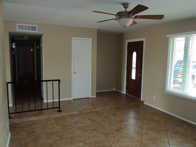 Building Photo - Freshly painted and ready for new occupant...