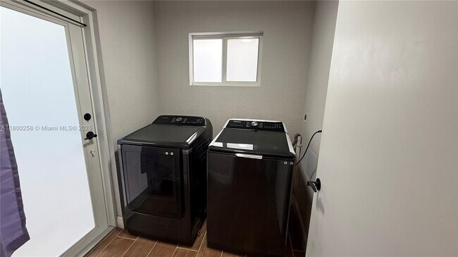 Foto del edificio - 5830 NW 7th Ct
