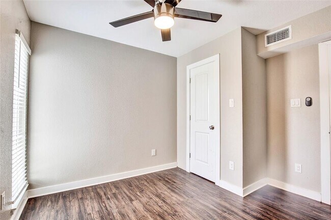 Foto del edificio - 7204 Twin Crest Dr
