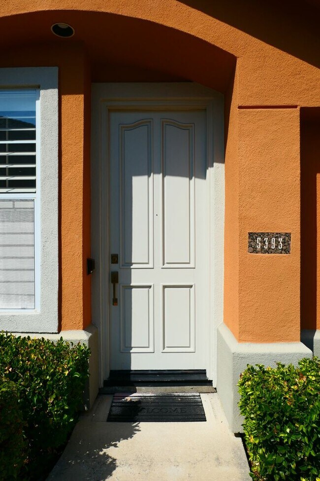 Building Photo - 3 bedroom 2 bath townhome inside Silver Cr...