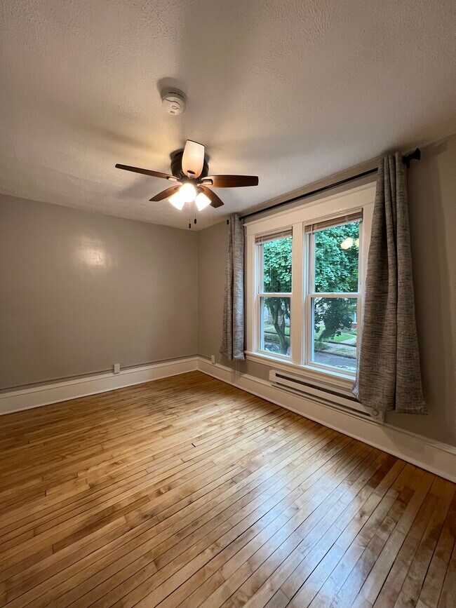 Bed 1 a - 1139 6th Street NE