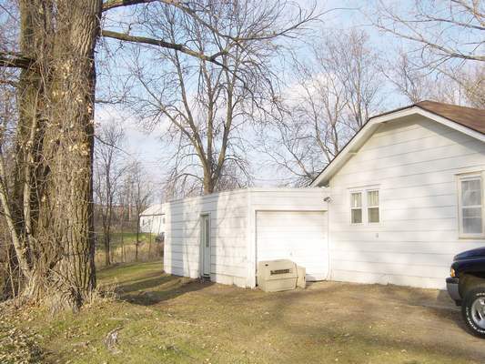 Building Photo - Cute 2 bedroom home