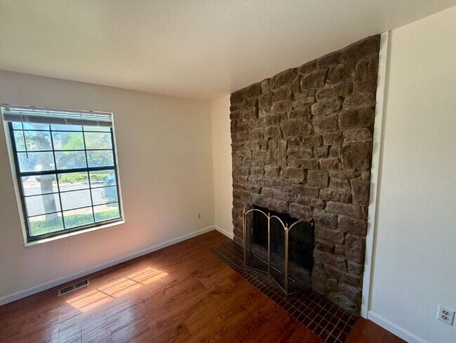 Foto del edificio - Don't Miss This 3 Bedroom Home Located In A Charming Aurora Neighborhood!