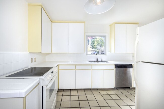 Building Photo - Spacious 3 Bed, 3 Bath Home in Excellent L...