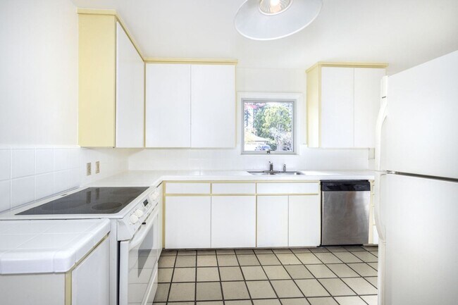 Building Photo - Spacious 3 Bed, 3 Bath Home in Excellent Location- Short Term Lease