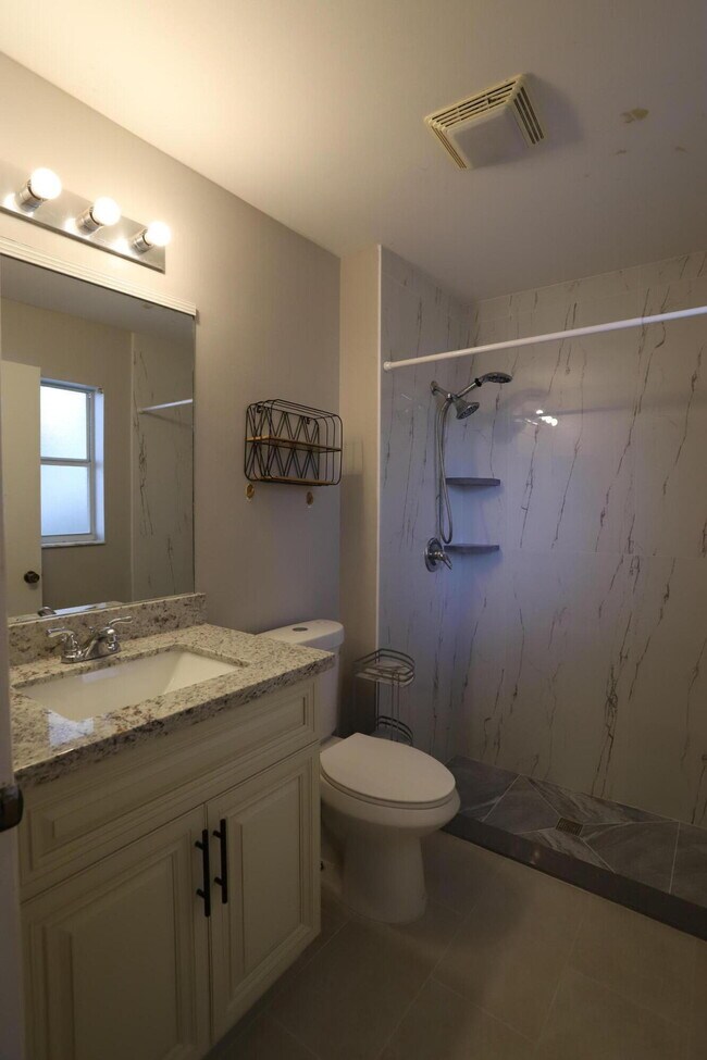 Foto del edificio - 421 Cypress Way W