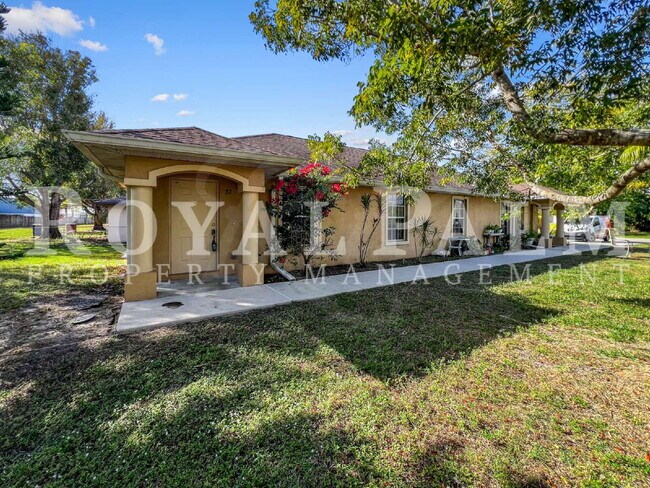 Foto del edificio - 2 Bed, 2 Bath Duplex on First Street – Washer & Dryer Included, Pet-Friendly, Minutes from Downto...