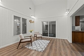 Building Photo - 211 Willow Wood Pl