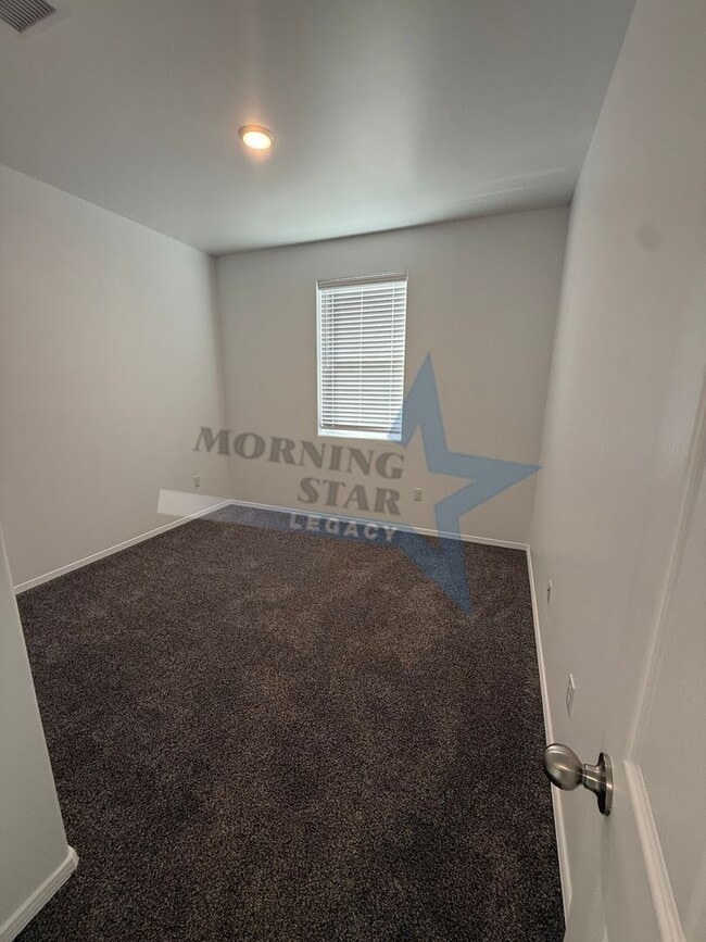 Building Photo - Newer Construction - Move in Ready!
