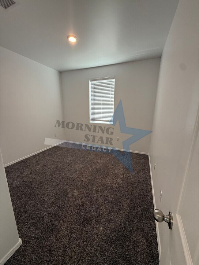 Foto del edificio - Newer Construction - Move in Ready!