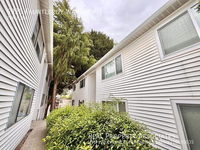 Foto del edificio - 5925 Fauntleroy Wy SW