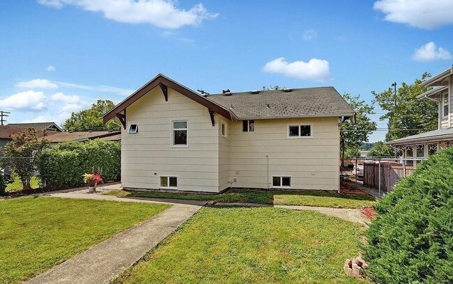 Foto del edificio - 422 Burnett Ave N