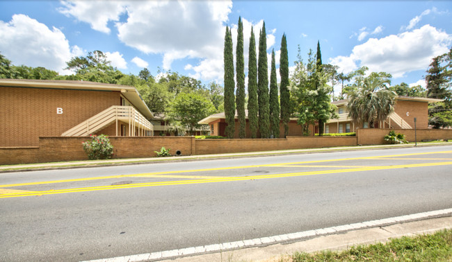 Building Photo - Great apartment near West Tennessee