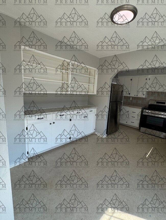 Building Photo - Large 4 Bedroom 2 Bath
