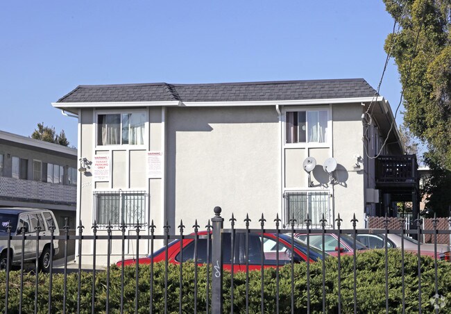 Building Photo - 3675 39th Ave