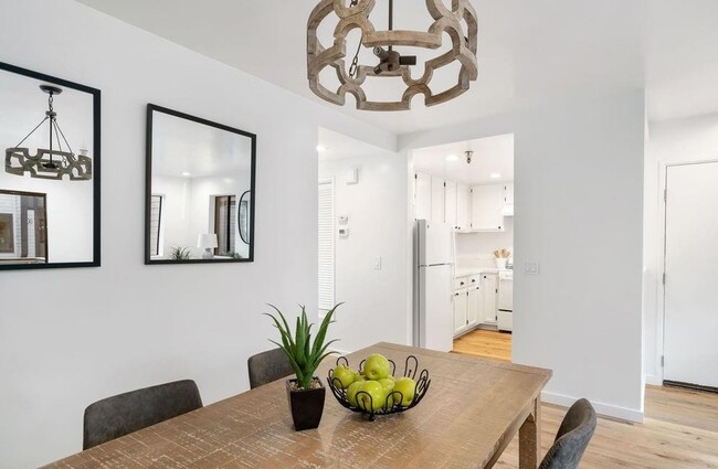 Foto del edificio - Exceptionally Upgraded First Floor Cedar C...