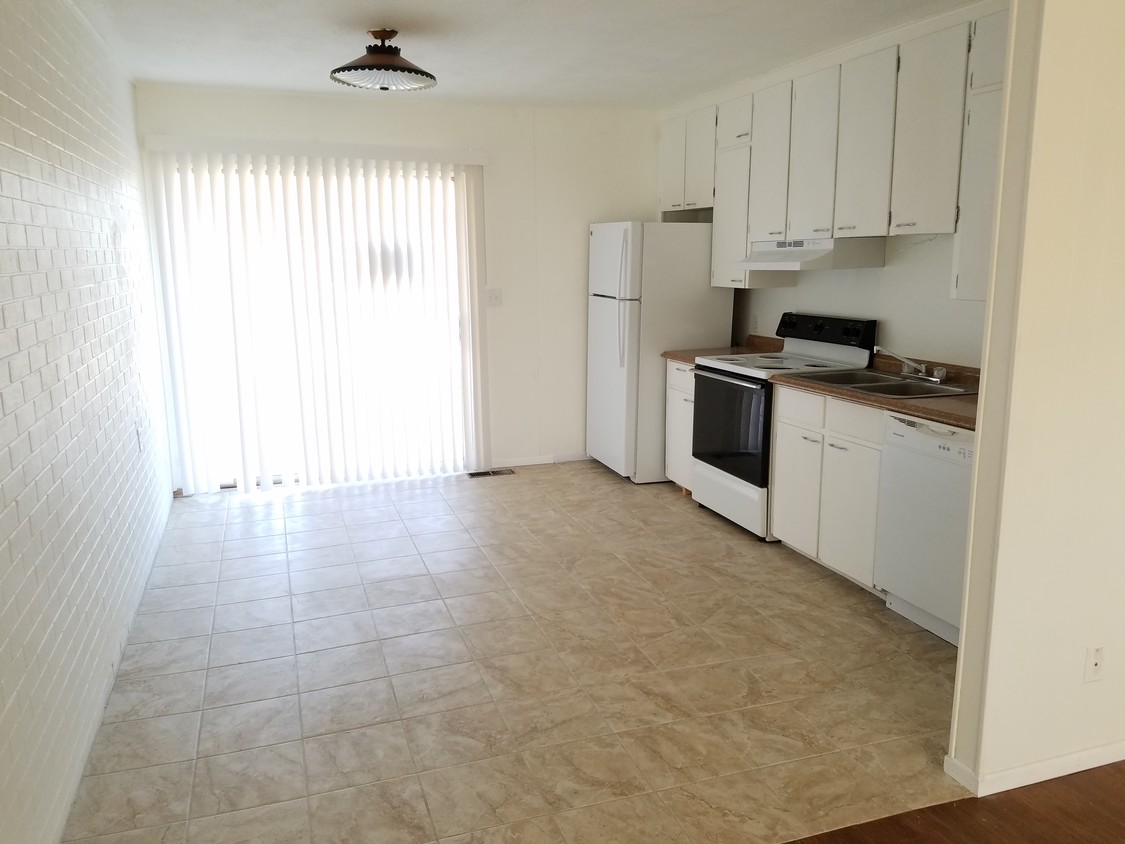 Nuevo piso de azulejos - 1426 E 6th St
