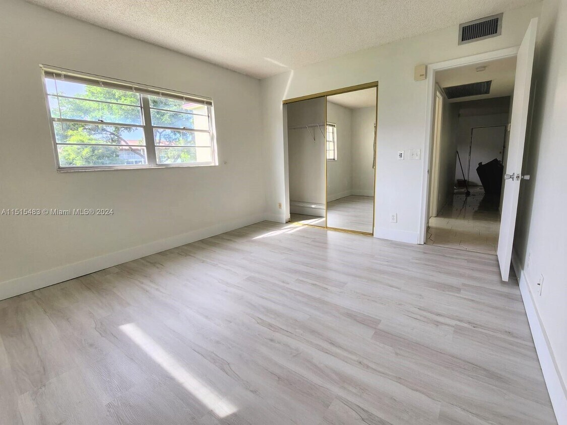 Foto principal - 13455 SW 3rd St