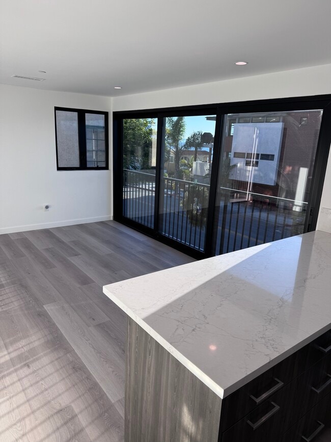 Cocina con vista al sur, puerta corrediza cerrada. - 2408 Highland Ave