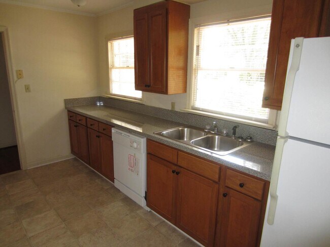 Building Photo - 3 Bedroom 1.5 Bathroom in the Heart of Val...