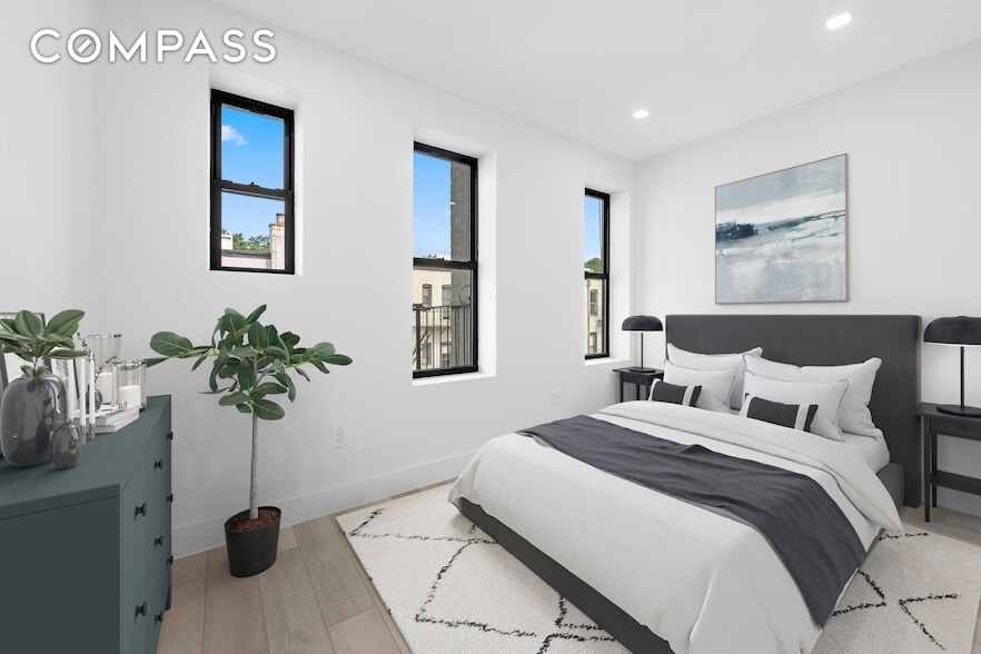 Foto principal - 34-32 43rd St