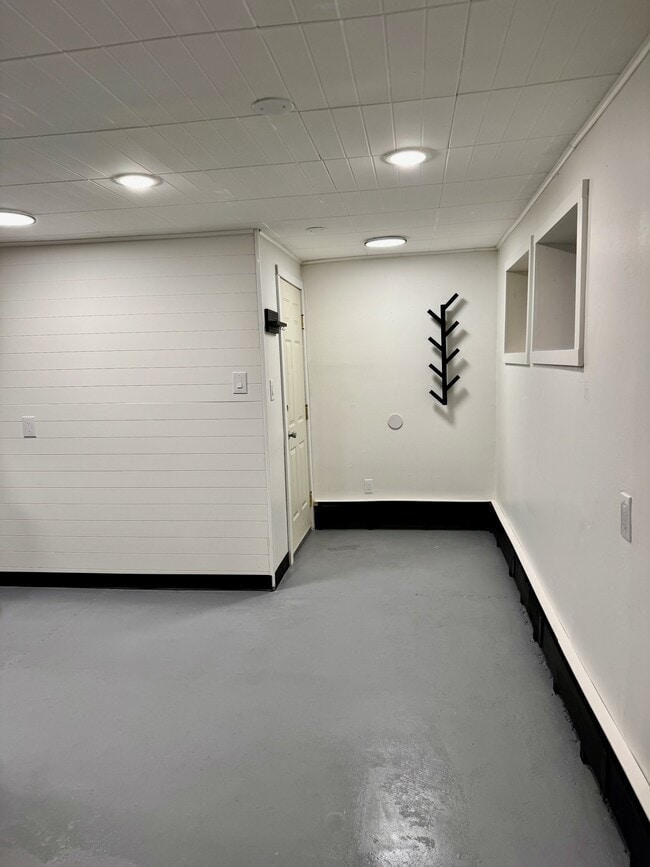 Building Photo - 720 18th Ave