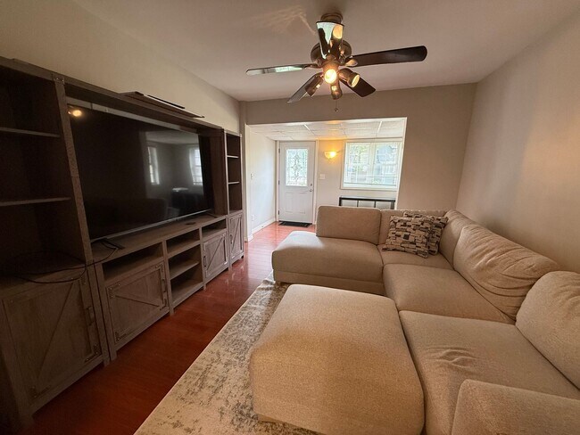 Foto del edificio - Spacious 4 Bedroom, 2 Bath Home — Close to...