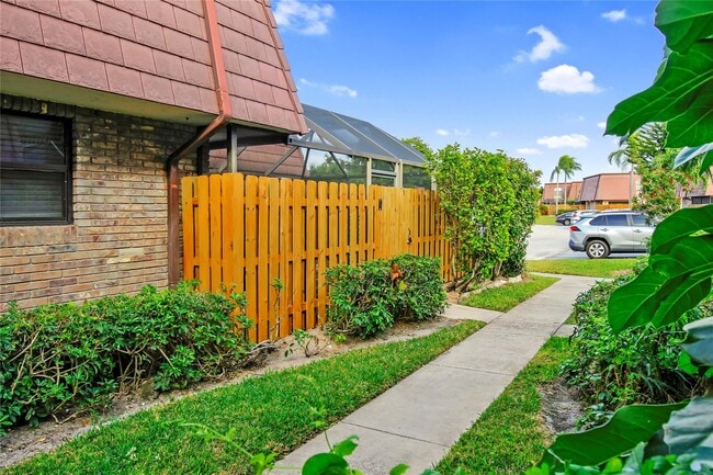 Building Photo - 7801 Courtyard Run W