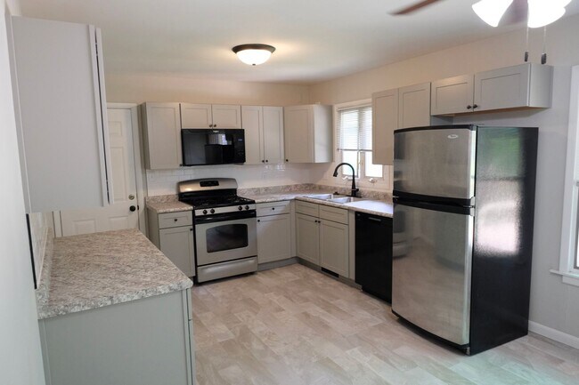 Foto del edificio - Just Remodeled!  3 Bedroom 1 Bath near jus...