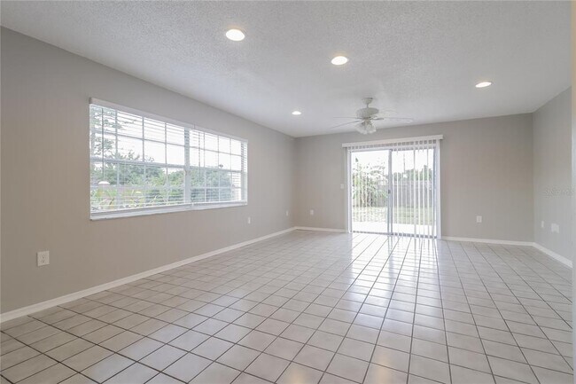 Foto del edificio - 4000 Downey Ct