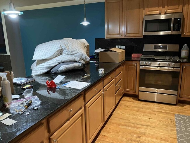 Building Photo - 612 S Western Ave