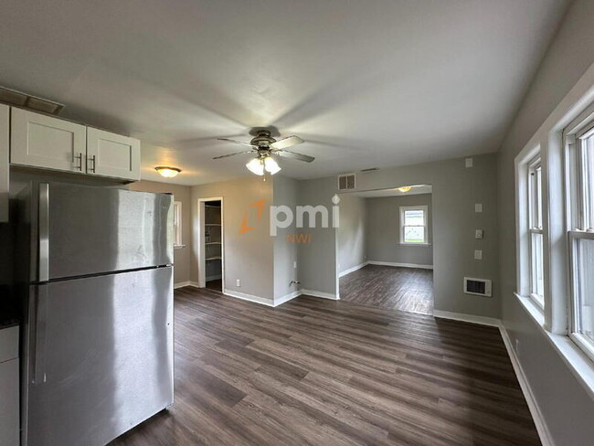 Building Photo - 5030 W Ridge Rd