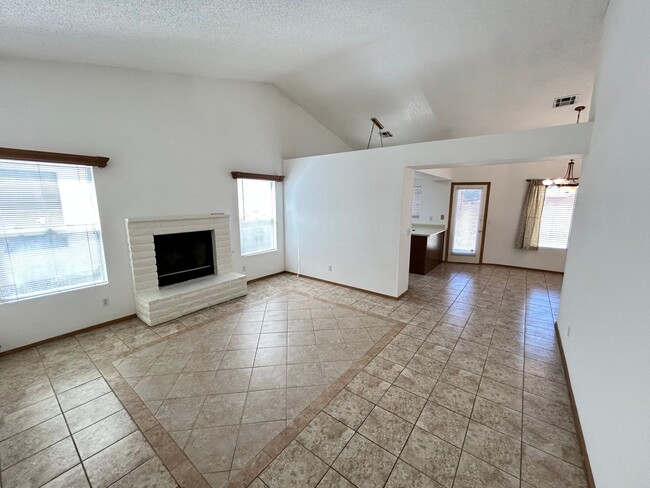 Building Photo - *SINGLE STORY 2 BEDROOM HOME*