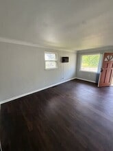 Building Photo - 742 E Bundy Ave