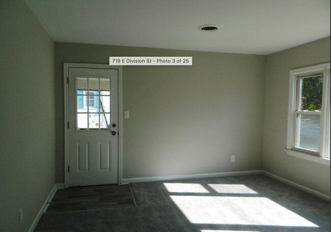 Foto del edificio - 719 E Division St