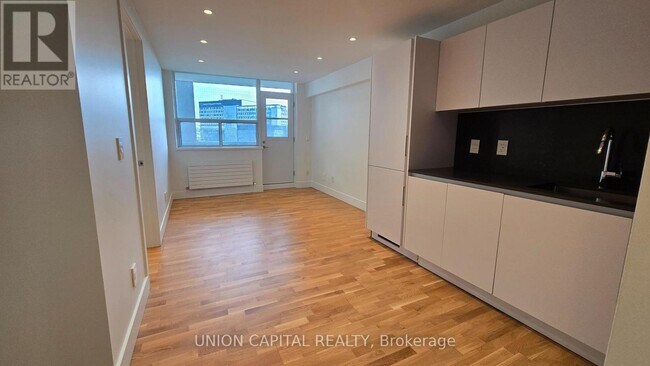 Photo du bâtiment - 407-230-230 Oak St