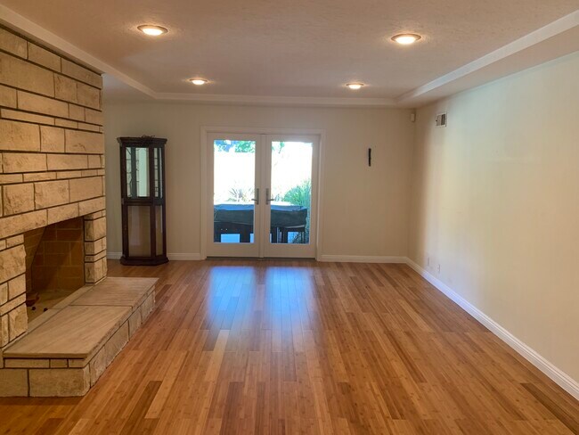 Den - 5210 S Corning Ave
