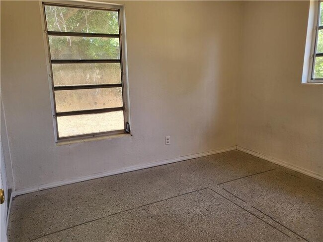 Foto del edificio - 643 5th Pl SW