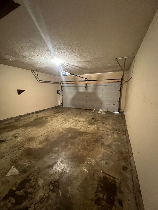 Building Photo - DUPLEX 2 bedroom 1.5 bath 2 car garage ava...