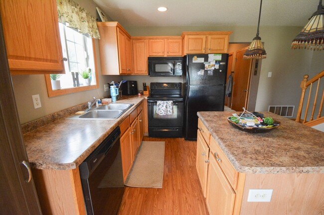 Building Photo - Incredible views from this end-unit townhome!