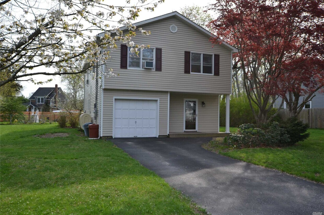 Primary Photo - 6 Berger Ave