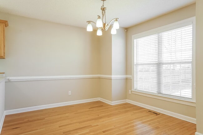 Building Photo - 220 Pinecroft Dr