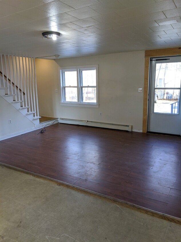 31 Chestnut St Unit E, Claremont, NH 03743 Room for Rent in Claremont